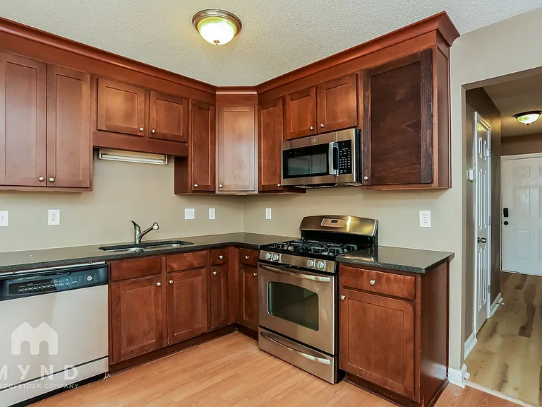 2574 Overlake Dr — Photo 4