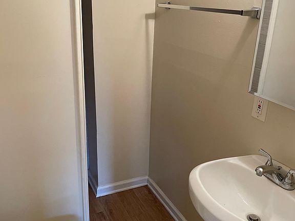 5th image of 333 Rose St