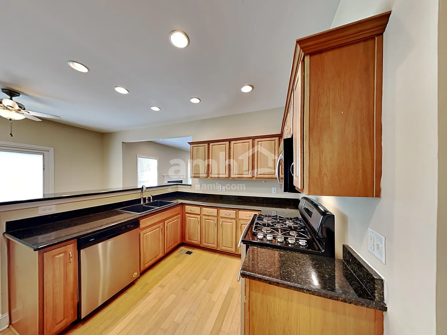 4 bed, 2.5 bath, 3210 sqft, $3,060 — Photo 3