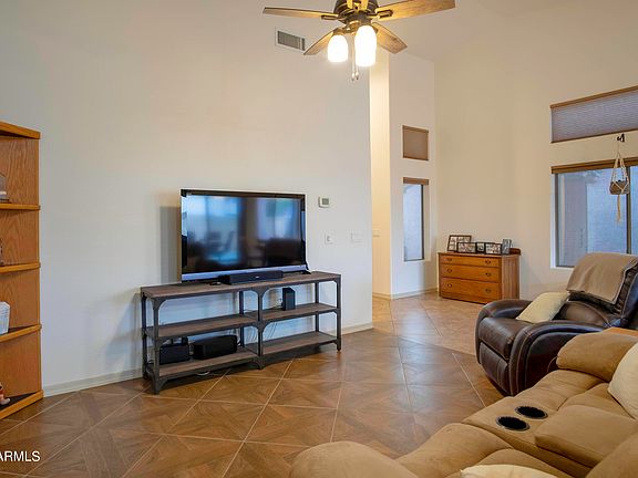 4th image of 1534 E MELROSE Drive