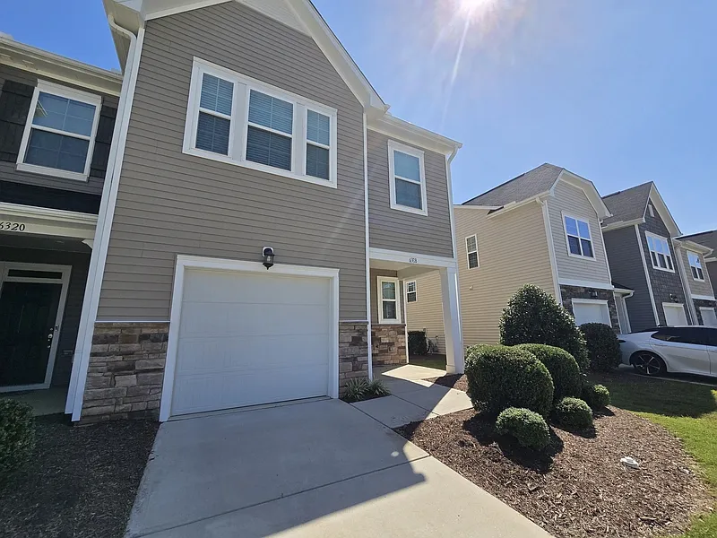 3 bed, 2.5 bath, 1754 sqft, $2,095 — Photo 2