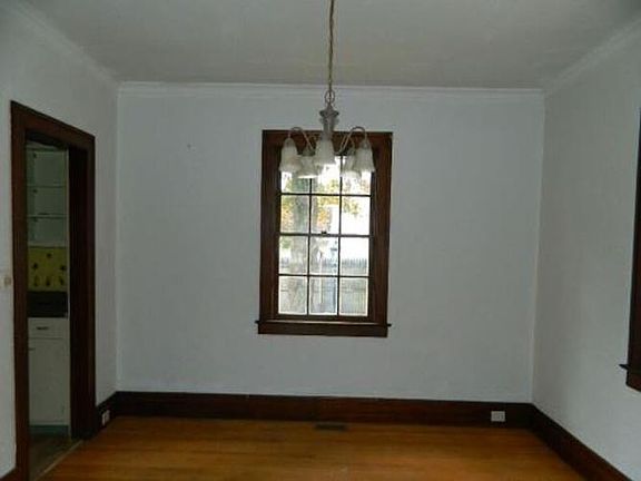 3rd image of 519 Forest Ave