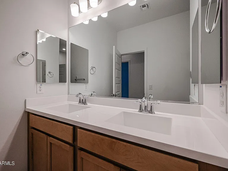 9028 W Georgia Ave — Photo 15