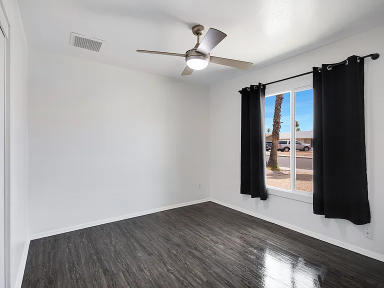 2056 W Des Moines Cir — Photo 29