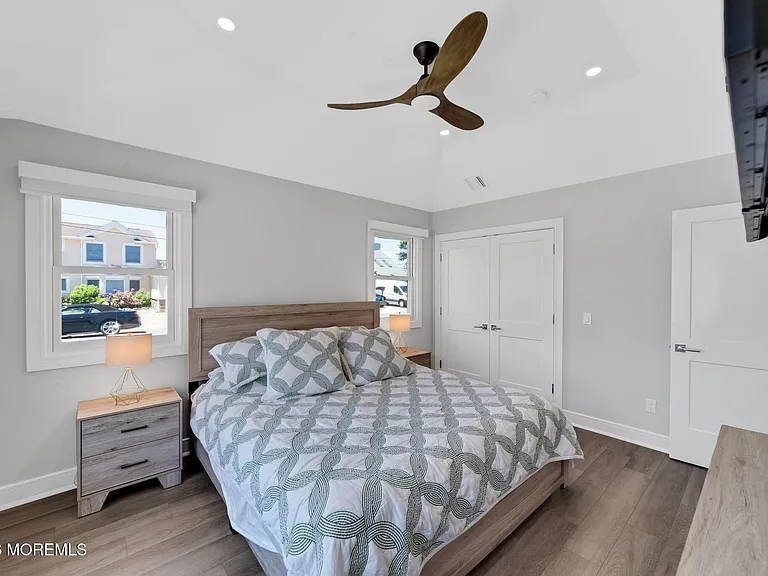 347 Bay Ln — Photo 34
