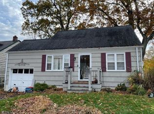 11 Park Ave, Green Brook, NJ 08812