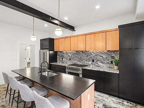 4th image of 311 Berry St