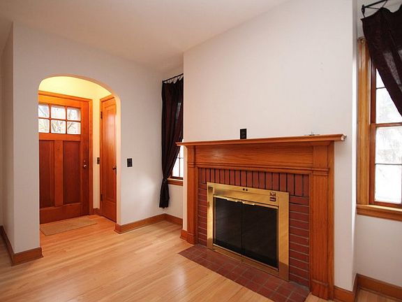 LR with working fireplace