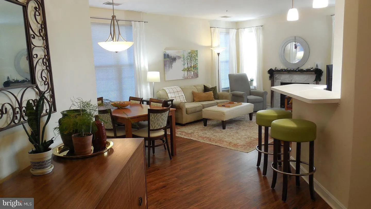 3 bed, 2.0 bath, 1376 sqft, $3,000 — Photo 1
