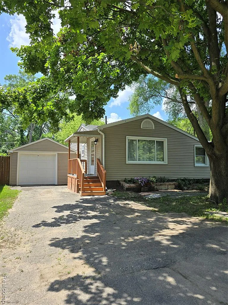 2 bed, 1.0 bath, 1042 sqft, $1,500 — Photo 2