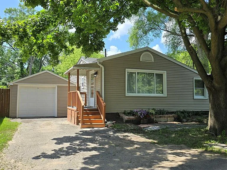 21411 Collingham Ave — Photo 2