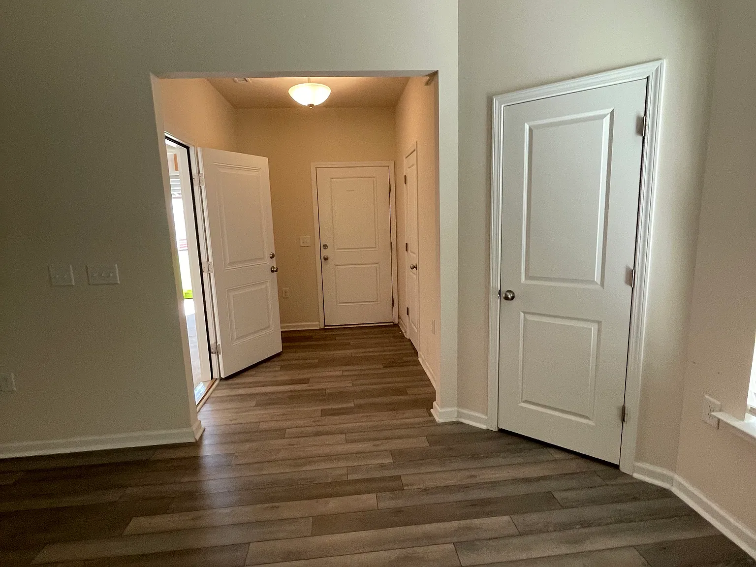 3 bed, 2.5 bath, 1558 sqft, $1,999 — Photo 2