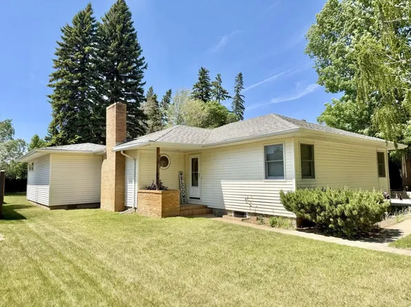 318 8th Ave SW, Rugby, ND 58368