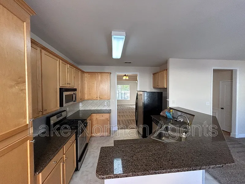 3 bed, 2.5 bath, 2024 sqft, $2,300 — Photo 3