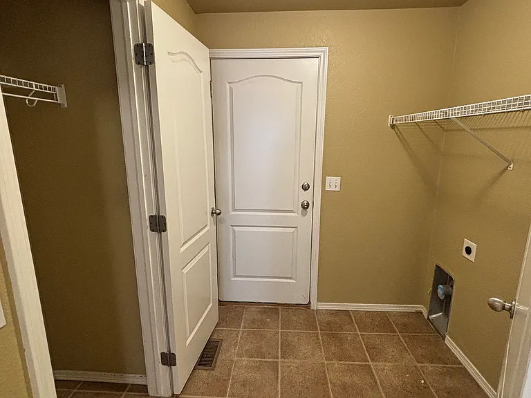 6594 Silverwind Cir — Photo 10