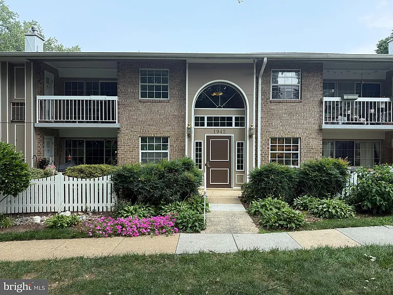 1942 Kennedy Dr #201 — Photo 2