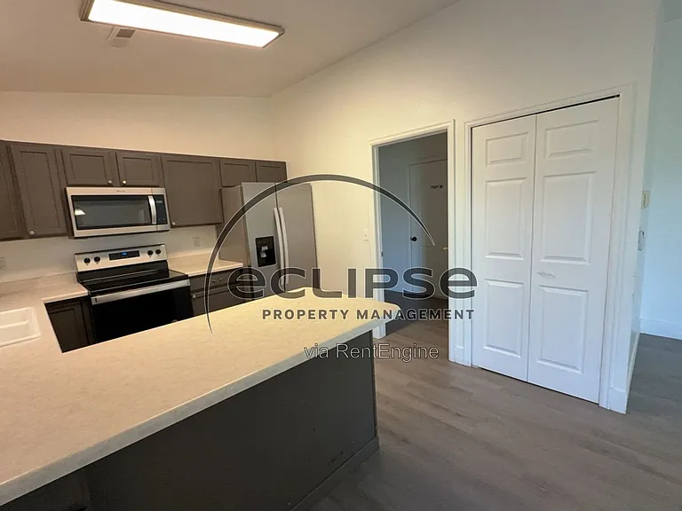 560 Huntington Point Ln — Photo 12
