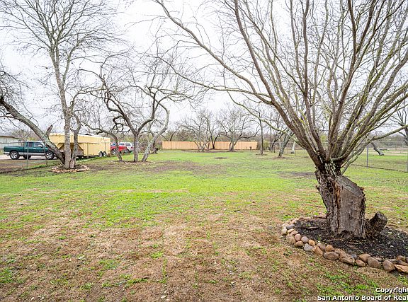 5th image of 818 Bernard Dr