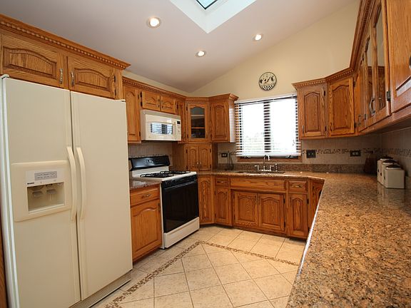 4th image of 8840 W 100th Pl