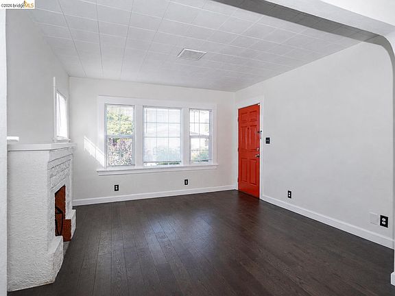 3rd image of 3221 Delaware St