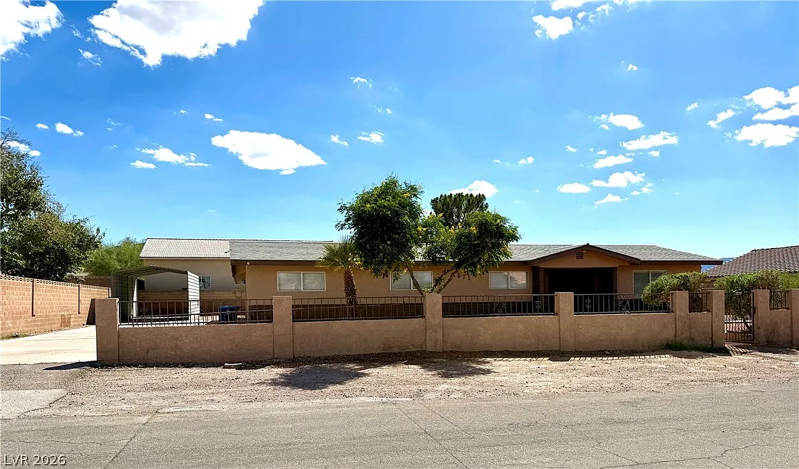 3 bed, 2.0 bath, 1556 sqft, $2,320 — Photo 2