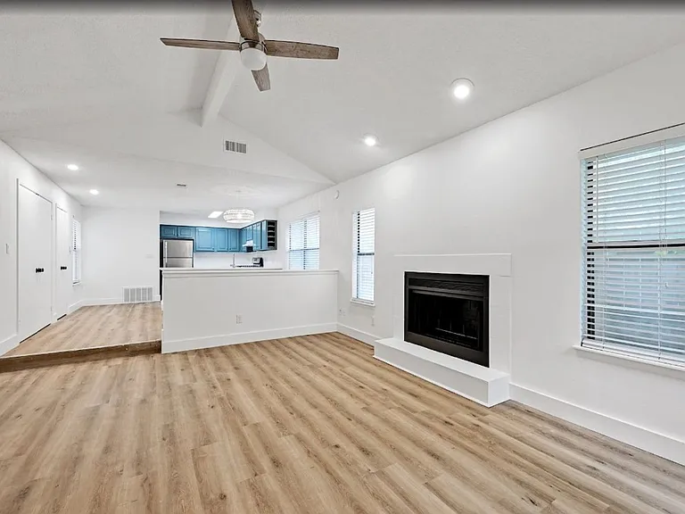 2407B Winsted Ln — Photo 4