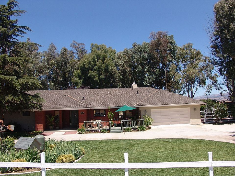 Front yard w/ circular drive and patio