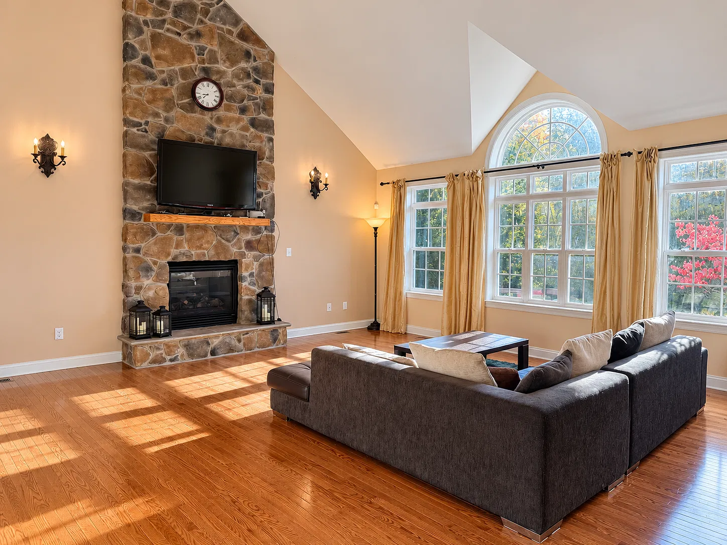 4 bed, 3.5 bath, 3757 sqft, $6,200 — Photo 2