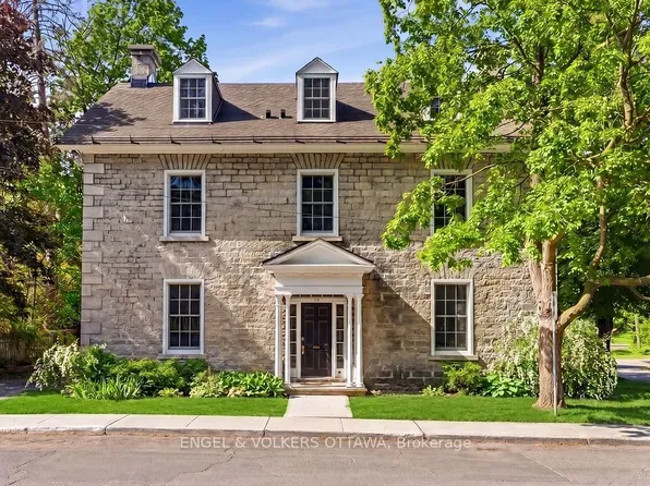 35 Mackay St, Ottawa, ON K1M 2B2