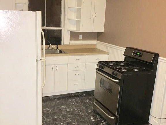 5th image of 180 Essex St #1