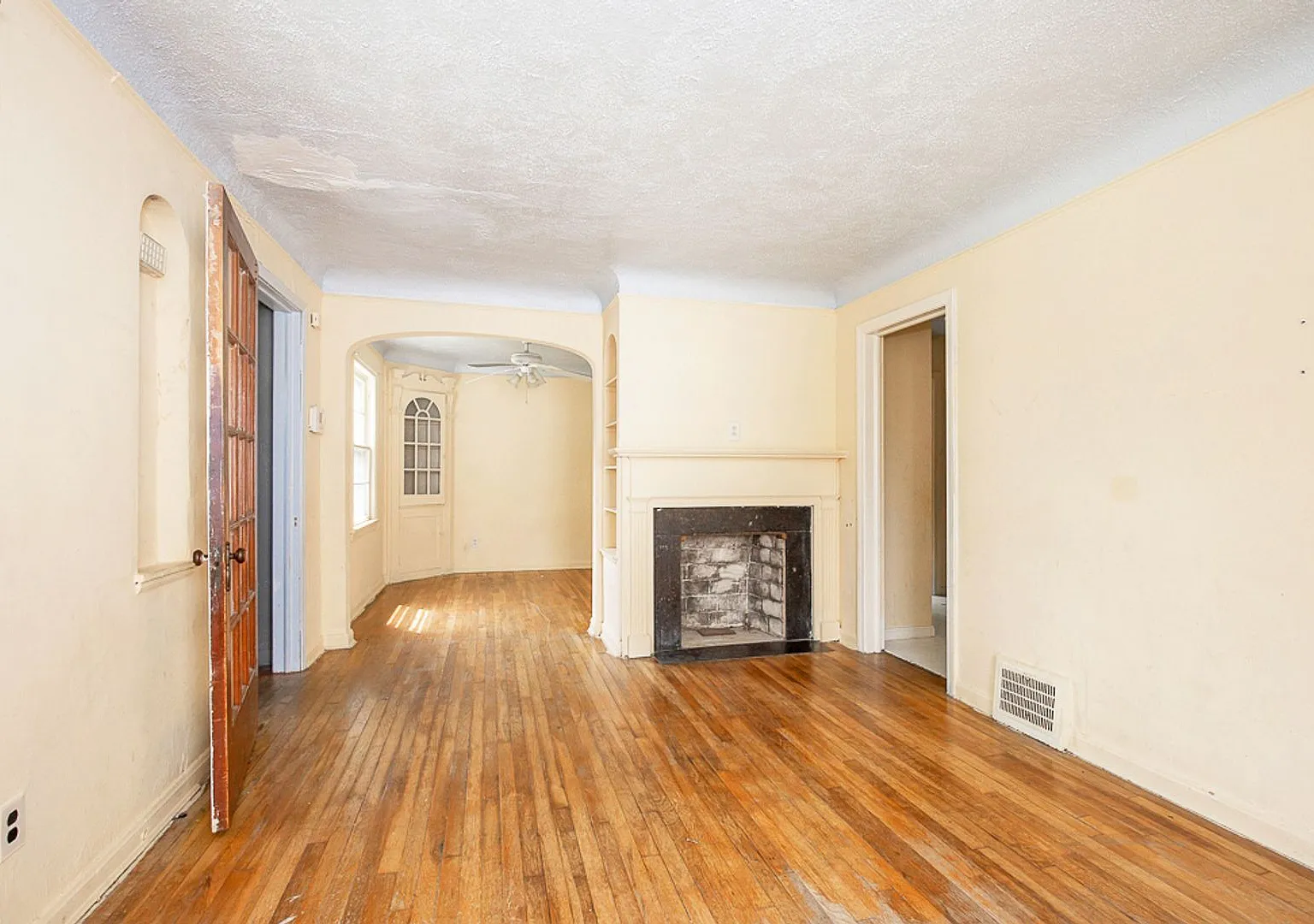 2 Bed 1.5 Bath Beautiful Single Family Home In Warrensville Heights! — Photo 4