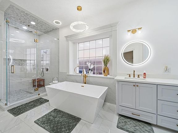 4th image of 5811 Desert Oak Way