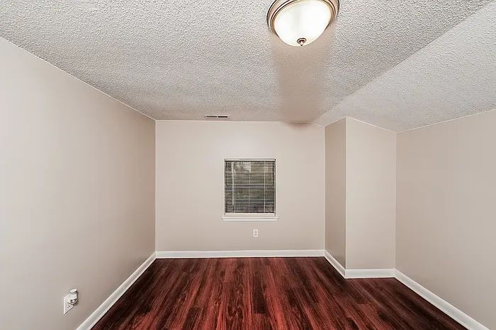 356 Lakeshore Cir — Photo 6