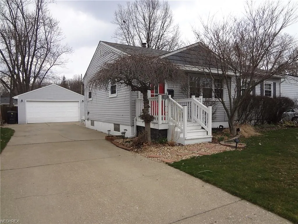 1372 Autumn Dr NW photo 1