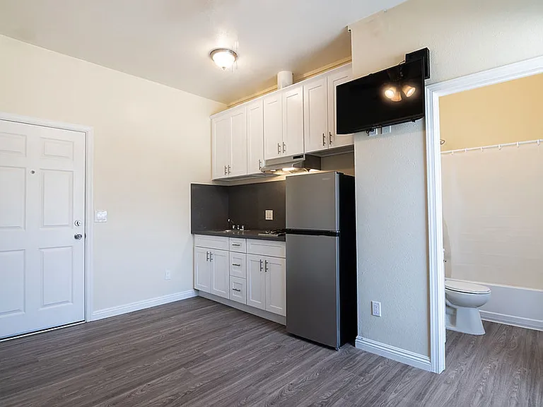 1017 S Burlington Ave — Photo 19