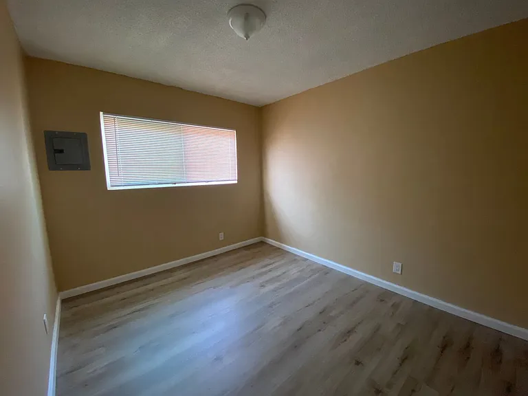 Las Palmas Apartments — Photo 16