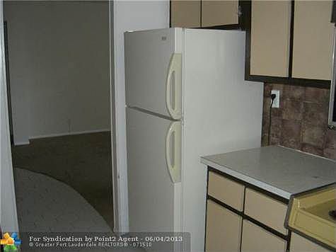 4th image of 922 NE 199th St #2D