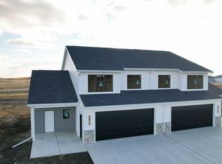 5815 Davies Dr, Bismarck, ND 58503