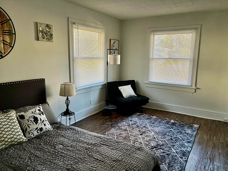 401 W Elliott Ave #B — Photo 7