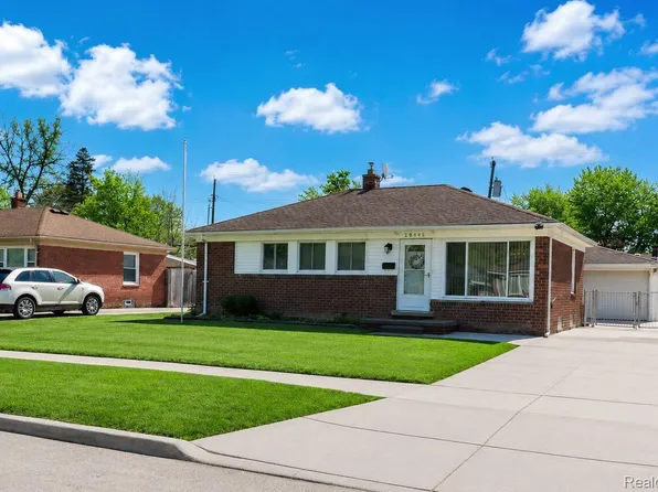 29445 Red Cedar Dr, Flat Rock, MI 48134