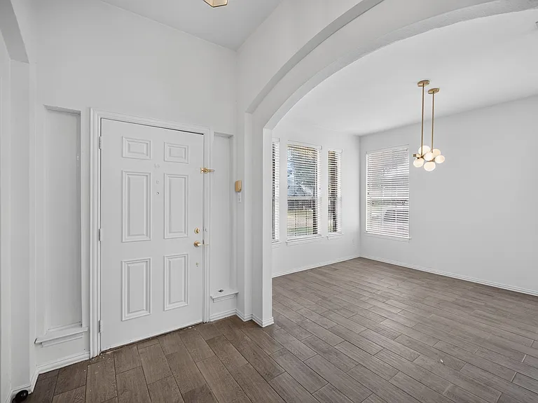 308 Keswick Ln — Photo 6