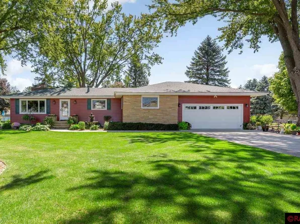 407 Forest Heights Dr, North Mankato, MN 56003
