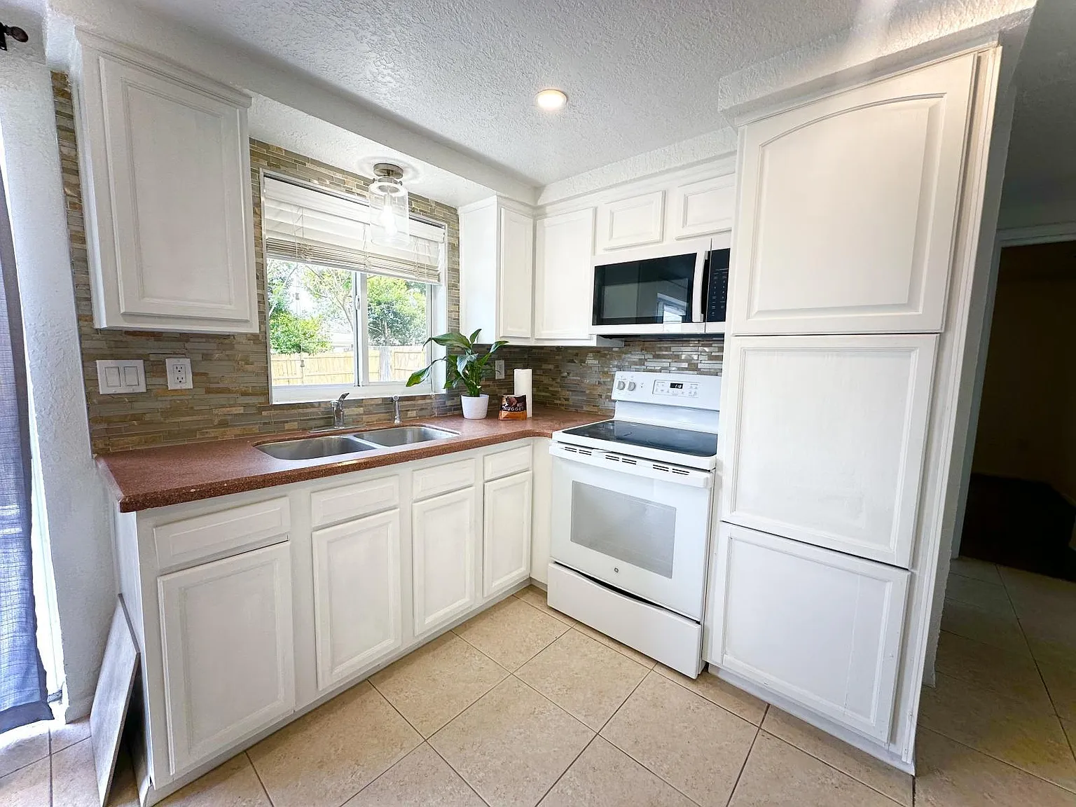 3 bed, 2.0 bath, 1100 sqft, $1,600 — Photo 4