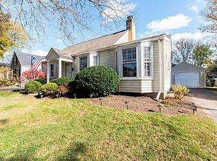 615 Division St, Barrington, IL 60010