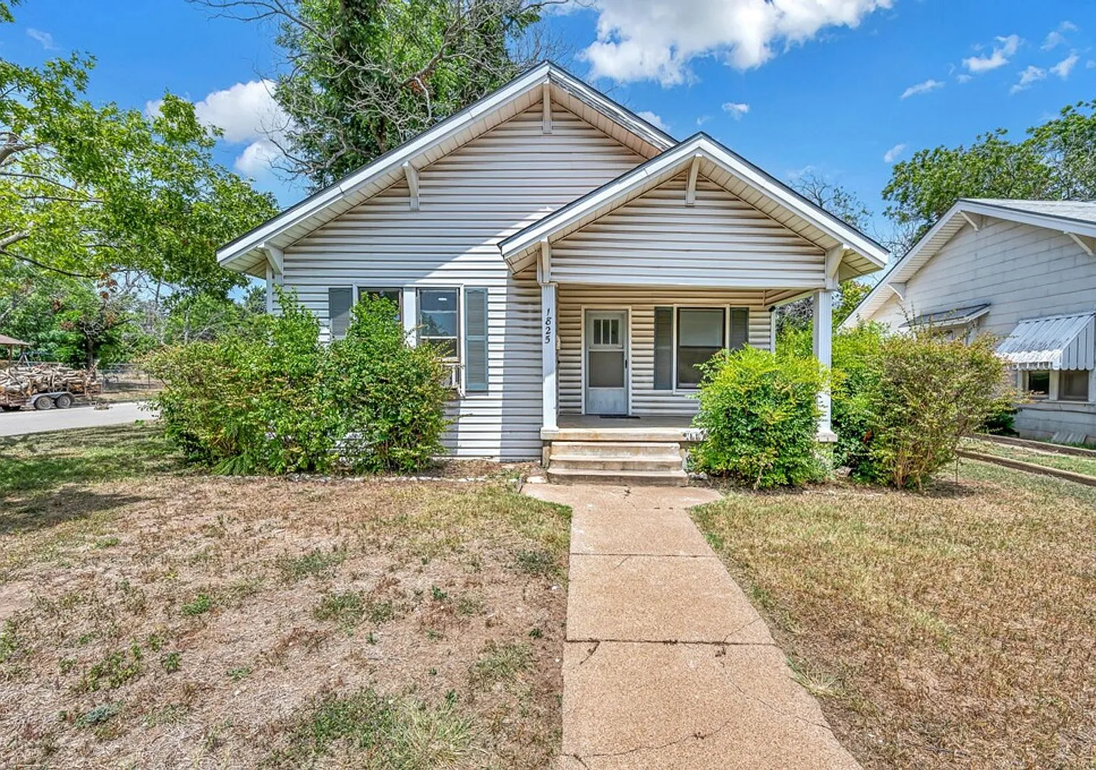 Spacious 3 Bed - 1 Bath House Near Downtown — Photo 1