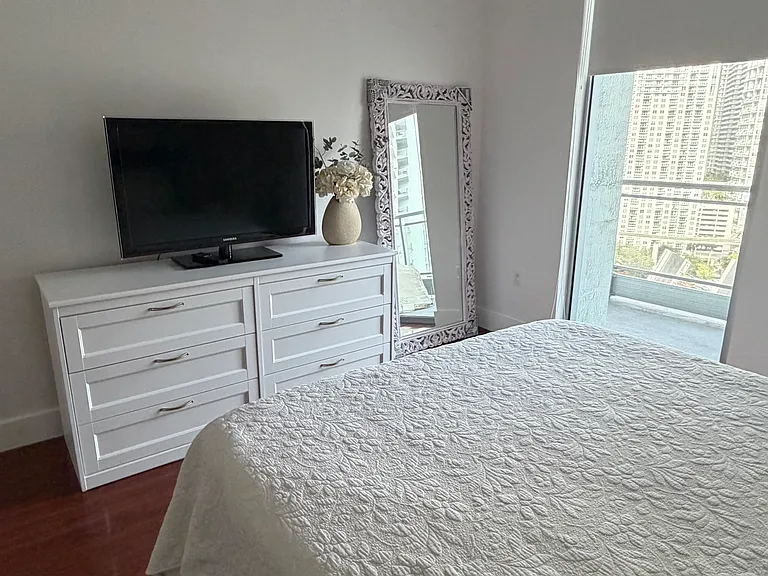 90 SW 3rd St #2302 — Photo 10