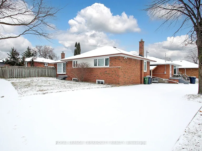 1 Barnes Cres — Photo 32