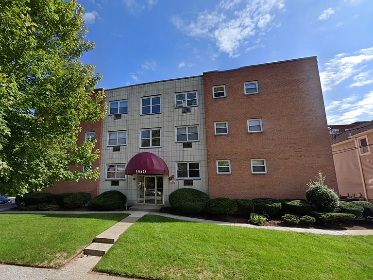 960 Main St #6 — Photo 1