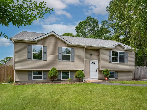 7 Ostend Circle, Shirley, NY 11967