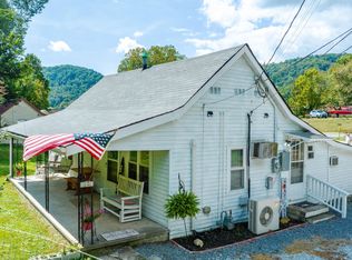 135 Johnson Ave, Rocky Top, TN 37769